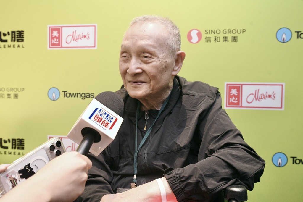 趙伯伯品嘗過軟餐後,大讚其形狀和味道相當不錯,形容「同真的一模一樣」。 趙伯伯品嘗過軟餐後,大讚其形狀和味道相當不錯,形容「同真的一模一樣」。
