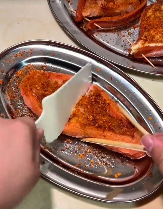 在熱狗腸不斷塞入不同饀料，就像瑜珈褲一樣充滿彈心生，成為新一代的流行「梗」。