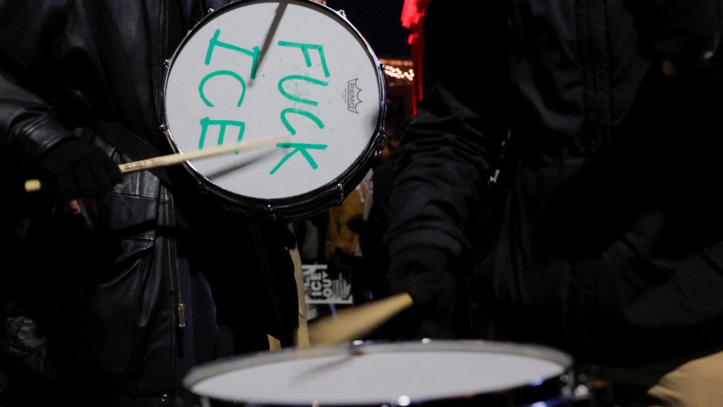 明尼阿波利斯市反ICE示威者以噪音圍攻一間酒店。 路透社 明尼阿波利斯市反ICE示威者以噪音圍攻一間酒店。 路透社