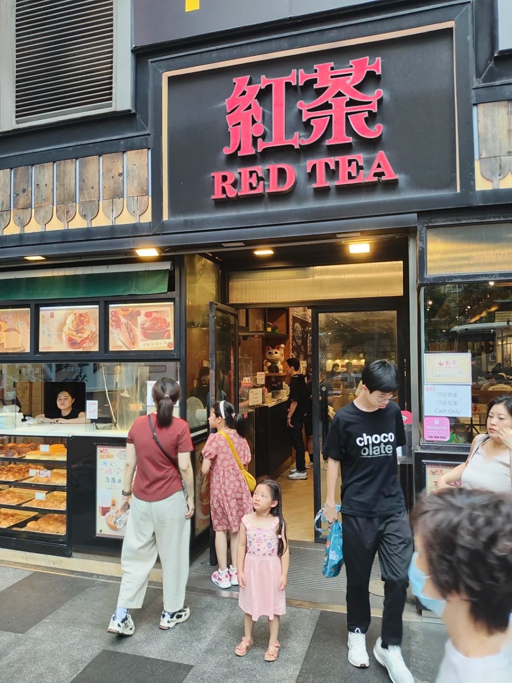 地產代理透露，紅茶觀塘分店結業是在續租過程中，與大業主鬧得不愉快有關。