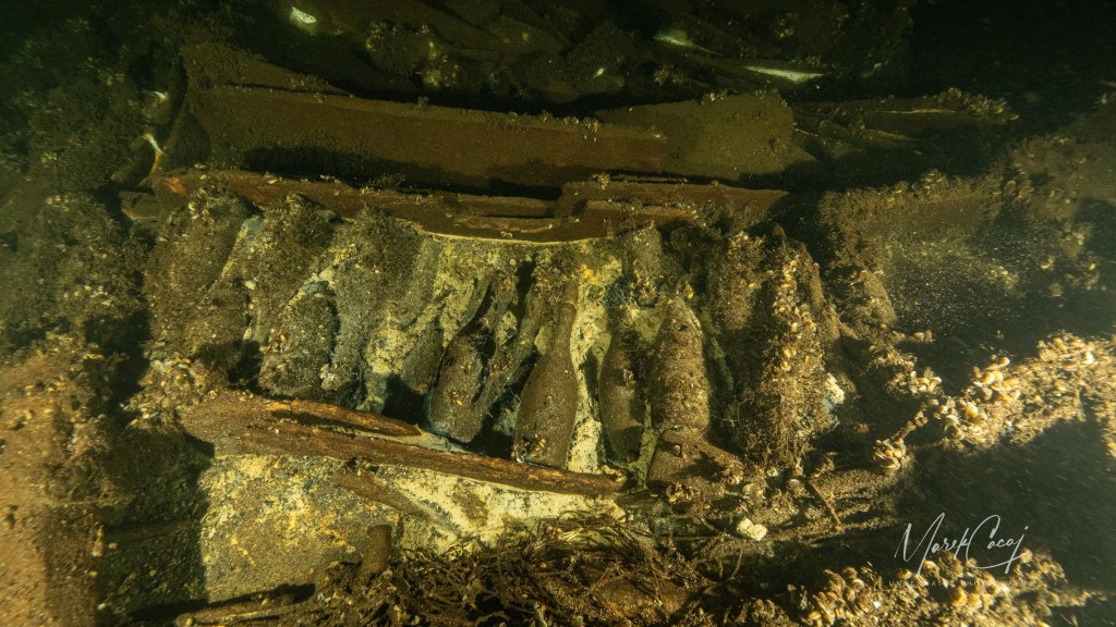 潛水專家在波羅的海一艘19世紀沉船上發現大批未開封香檳和礦泉水。 路透社