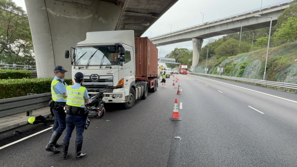 肇事貨櫃車。楊偉亨攝 肇事貨櫃車。楊偉亨攝