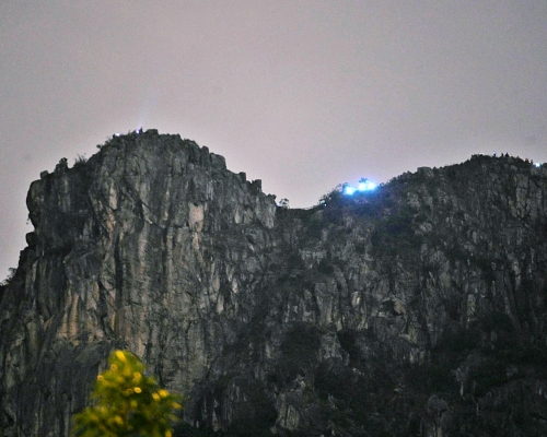 獅子山頂過百人亮燈叫示威口號。