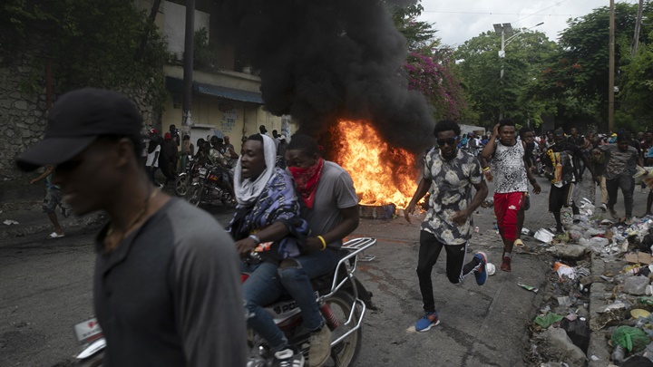 海地社會動盪不穩，政府宣布押後至10月開學。AP圖片
