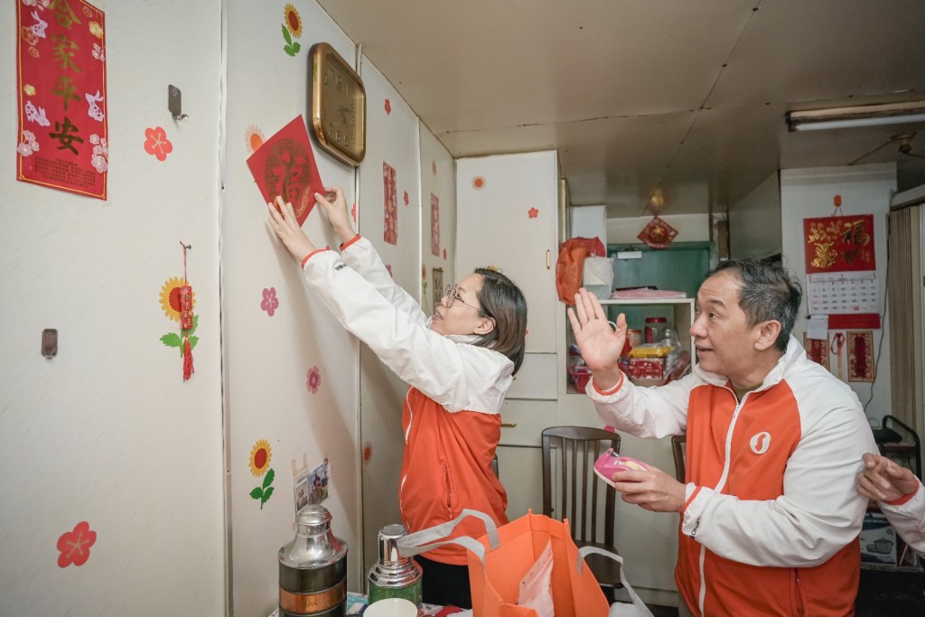 「信和有心人」义工队于新春佳节探访社区有需要人士送节日祝福，并送赠贺年福袋礼品。