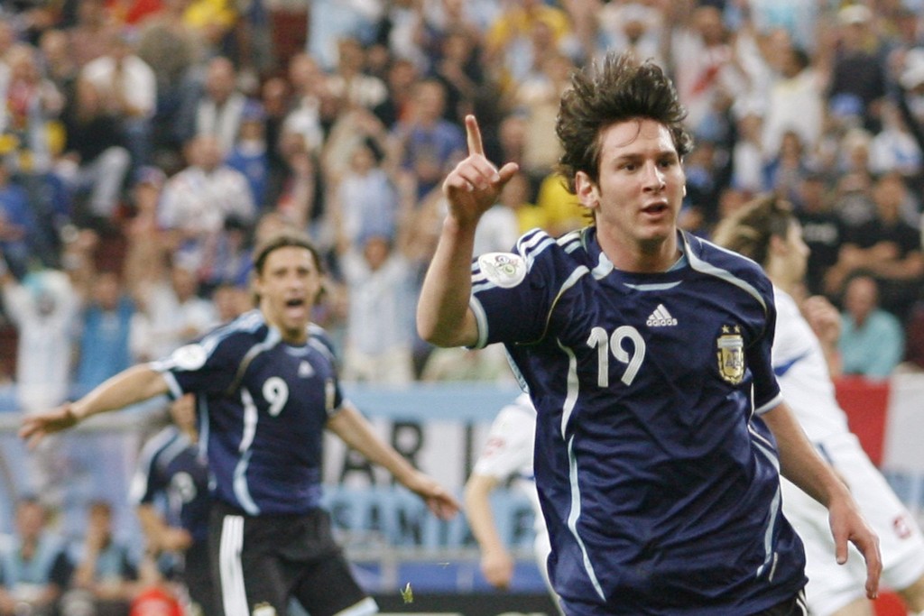 美斯（右）○六年首戰世界盃便交出入球助攻各一，最終阿根廷於八強互射十二碼以3:5不敵德國出局。Reuters