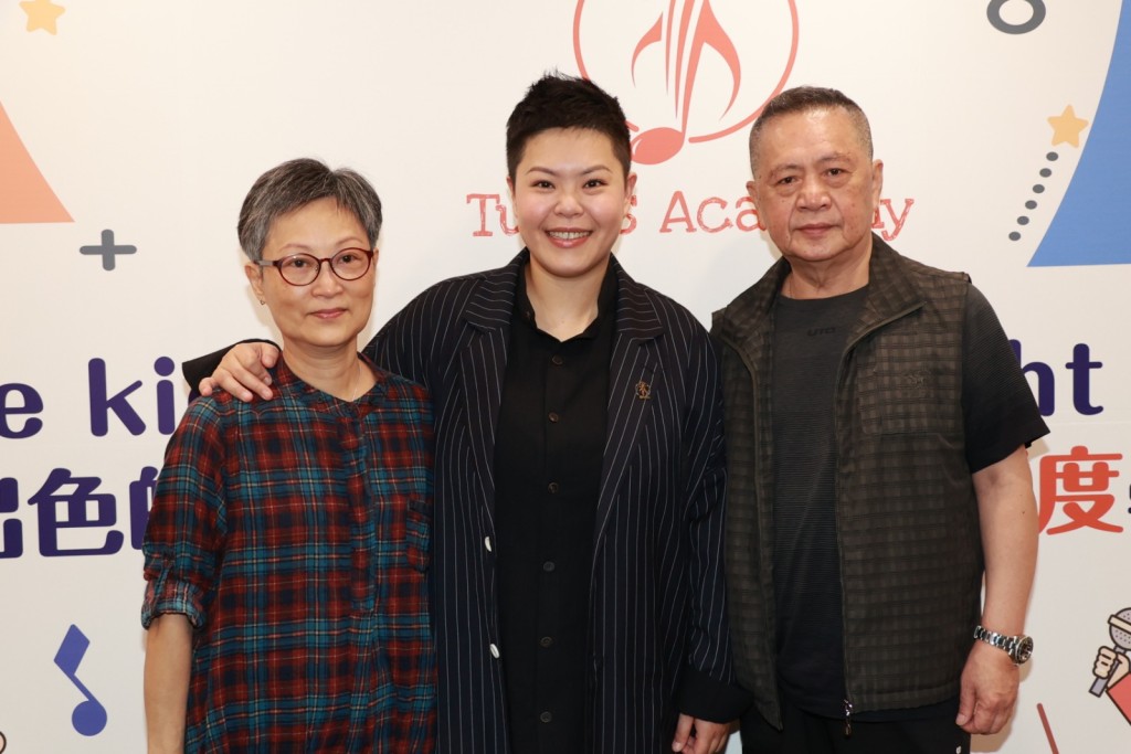 二汶的父母到場撐女兒。