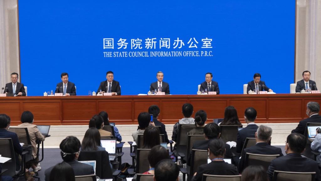 王毅(中)強調中國倡導共同、綜合、合作、可持續的安全觀。新華社