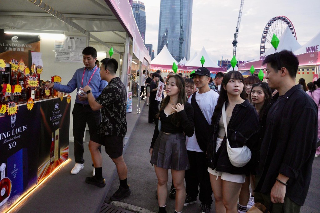 不少市民趕於最後一日入場。