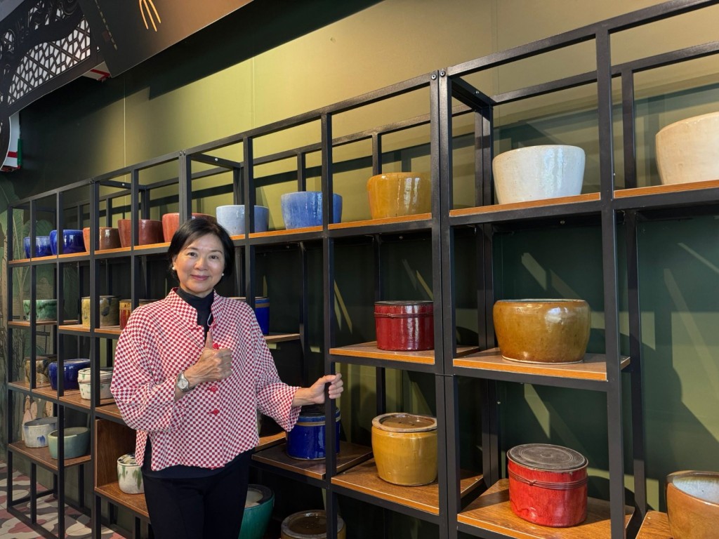 談及蟋蟀盆的歸宿，鄭文雅面露笑容，形容「非常完美」，不僅是蟋蟀盆「回家了」，亦是將文物交返國家。頭條日報圖片