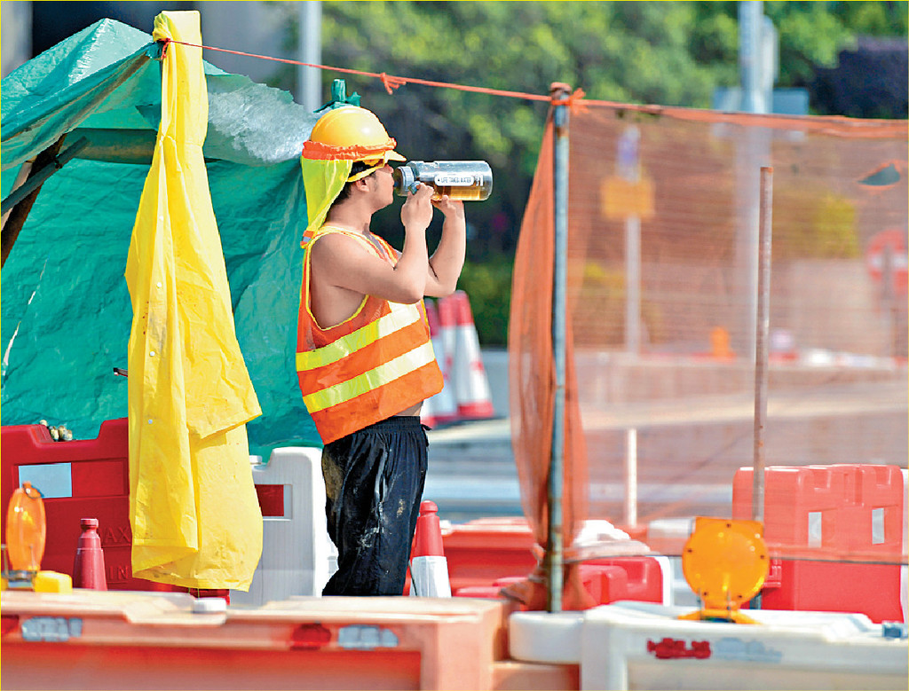 ■天文台首次發出黃色工作暑熱警告，即在戶外、沒有冷氣的室內地點，部份工作環境熱壓力頗高。
