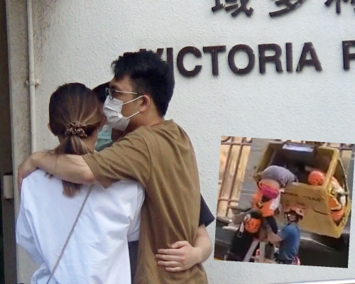 女死者的家屬到殮房進行認屍手續。