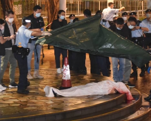 警方以白布遮蓋男子遺體。