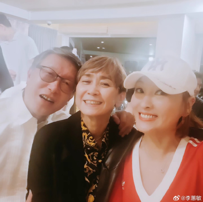 （左起）刘伟强与太太黎安儿、李蕙敏