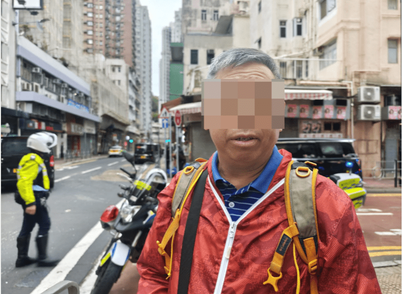 涉案司機盧先生表示,今日他當早更,駕駛的士前往吃早餐,可能因為天未亮齊,街上光線微弱,他和婦人都沒有留意到對方,遂發生意外。黎志偉攝 涉案司機盧先生表示,今日他當早更,駕駛的士前往吃早餐,可能因為天未亮齊,街上光線微弱,他和婦人都沒有留意到對方,遂發生意外。黎志偉攝