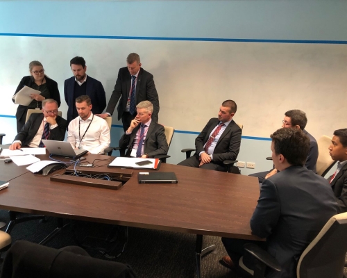 ABC律師團與警方在會議室進行商談。網圖