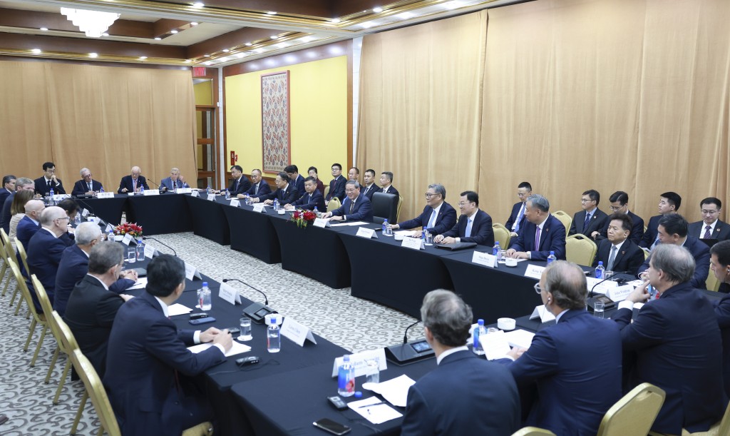 國務院總理李強在紐約同美國友好團體座談。 新華社