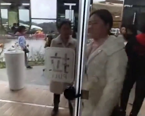 廁所裏面可清晰看到外面人流走動。