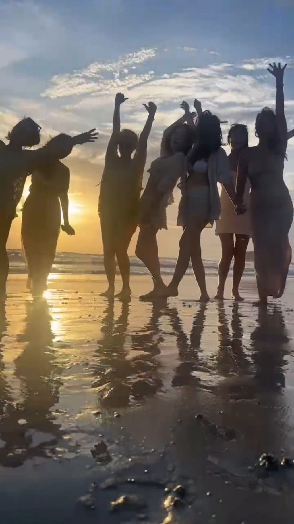 「七魔女」相約去泰國旅行，享受陽光與海灘。