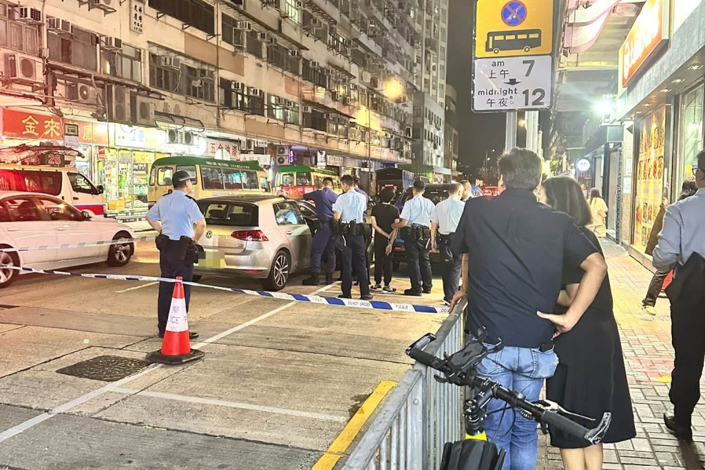 現場為土瓜灣浙江街近隆德街位置,警方行動期間大批街坊圍觀。FB:Turtle Karley@土瓜灣之友 現場為土瓜灣浙江街近隆德街位置,警方行動期間大批街坊圍觀。FB:Turtle Karley@土瓜灣之友