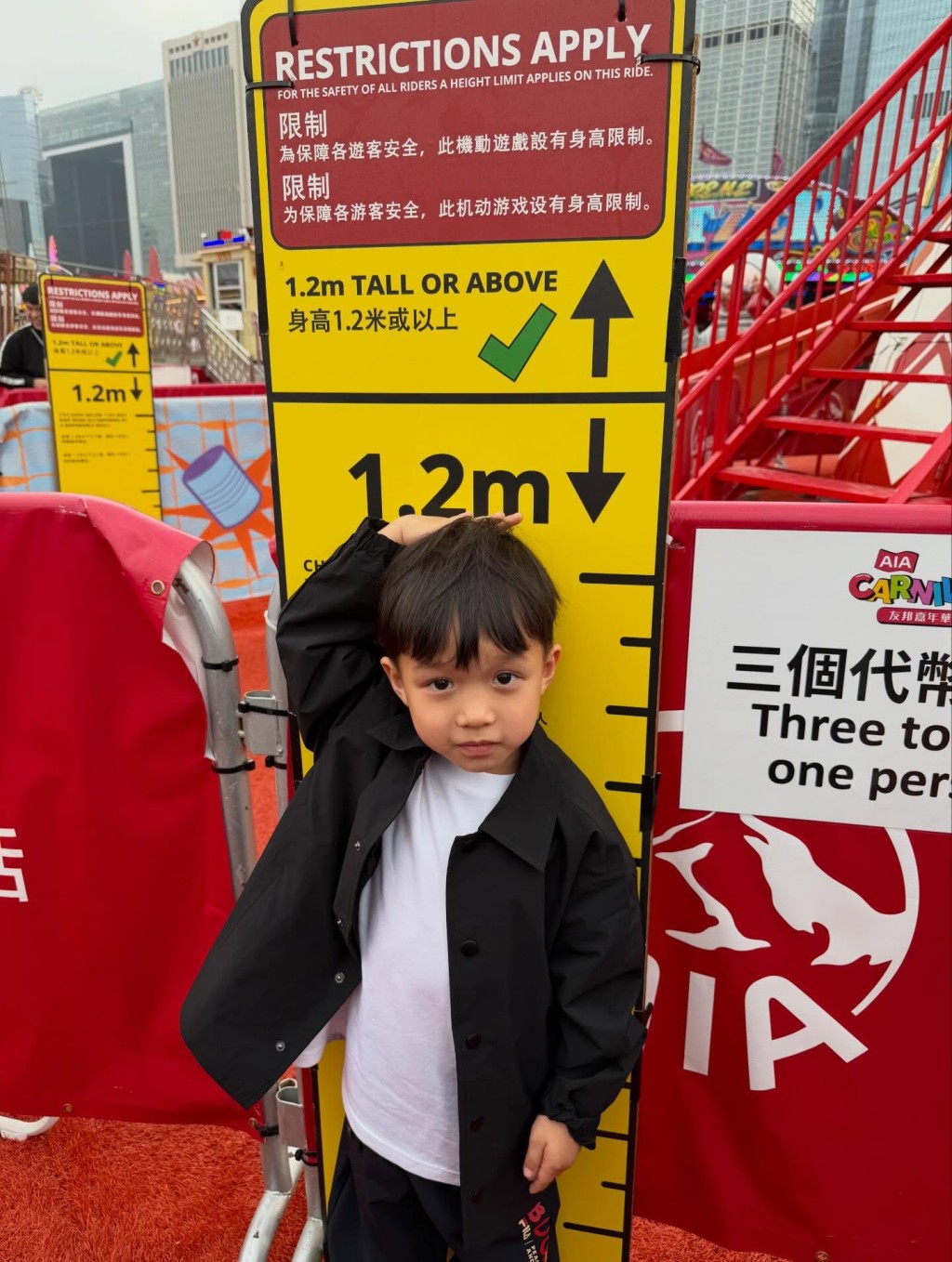 胡杏兒小兒子身高未夠1.2米,很多機動遊戲也沒有得玩。 胡杏兒小兒子身高未夠1.2米,很多機動遊戲也沒有得玩。