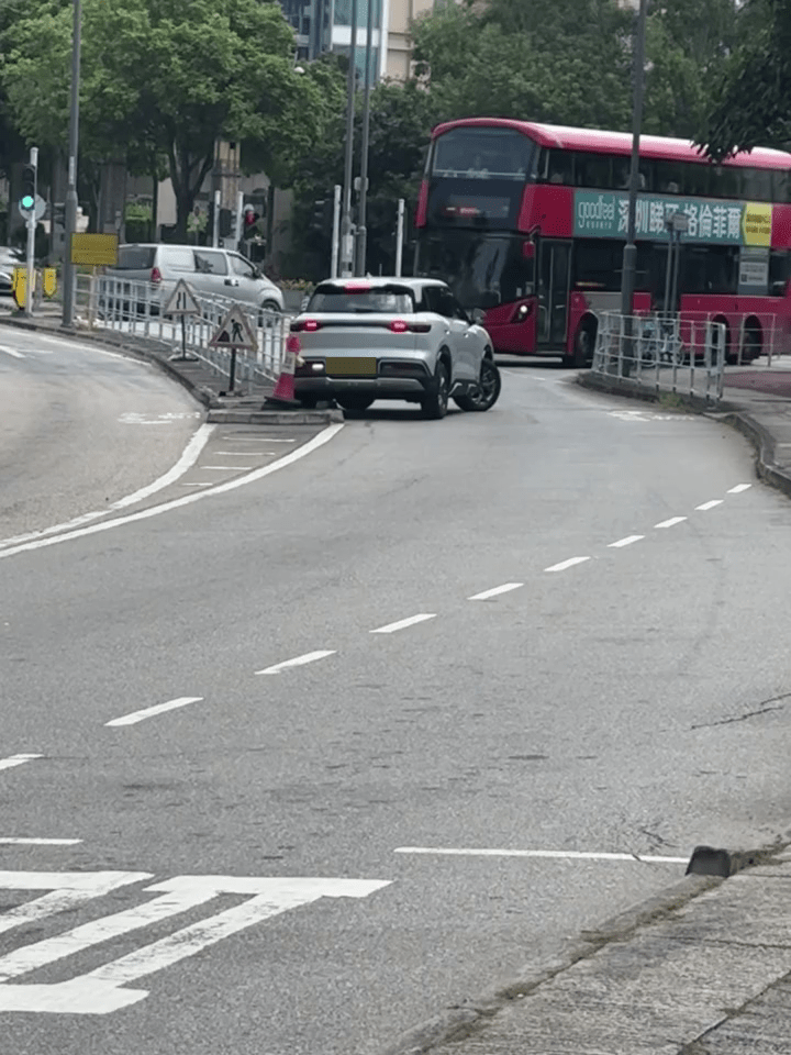 司機懷疑緊張慌亂,倒車時「扭幾手軚」。 司機懷疑緊張慌亂,倒車時「扭幾手軚」。
