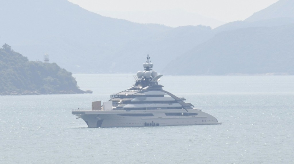 普京盟友、被制裁俄羅斯鋼鐵寡頭超級遊艇現身香港水域。