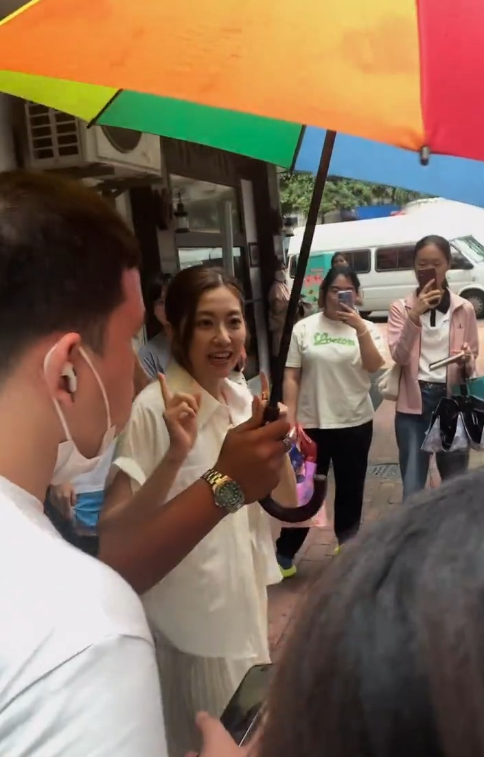 就算下雨天，陈自瑶见到粉丝守候，仍礼貌地跟他们打招呼。