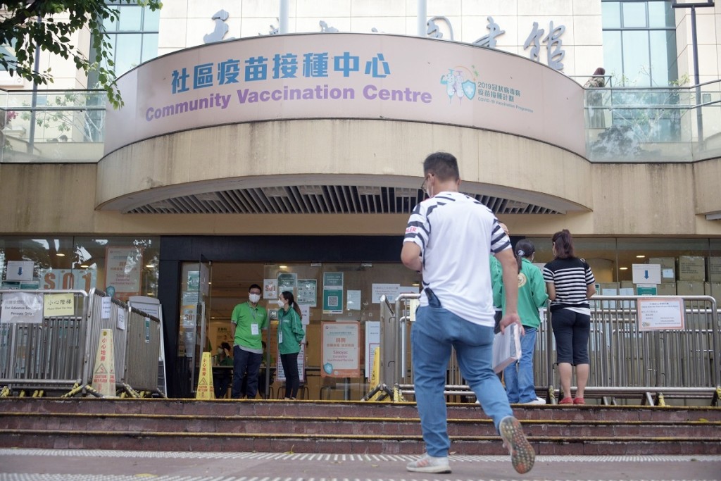 市民繼續接種疫苗。