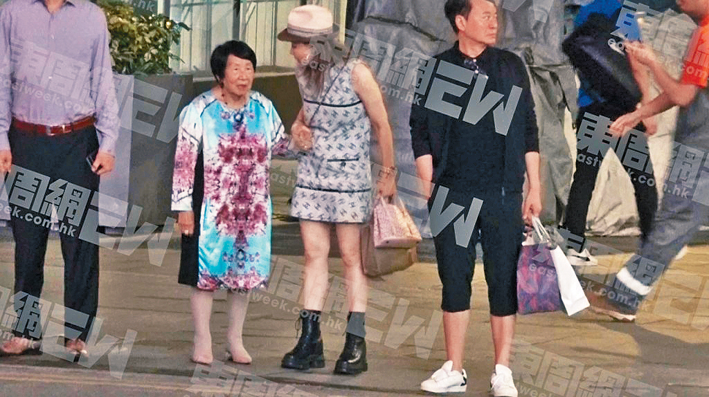 吳君祥的新歡全程對冬嬸照顧有加。