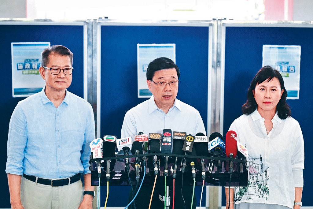 李家超指，經濟轉型期不能逆轉，是令香港經濟強大的必經之路。