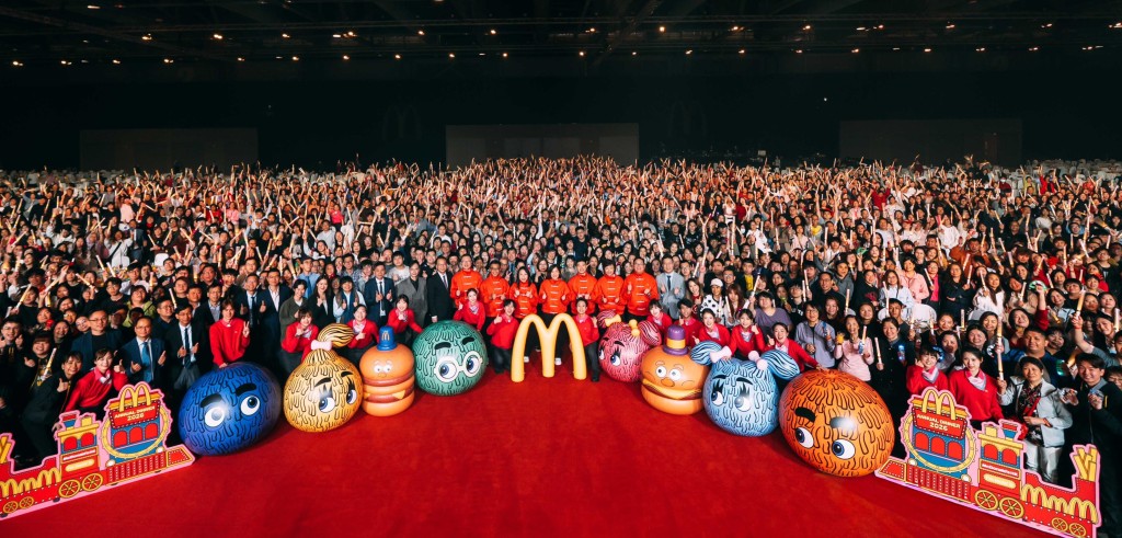 麥當勞一連三晚的年度員工晚宴假亞博舉行，近8000名員工聚首一堂。