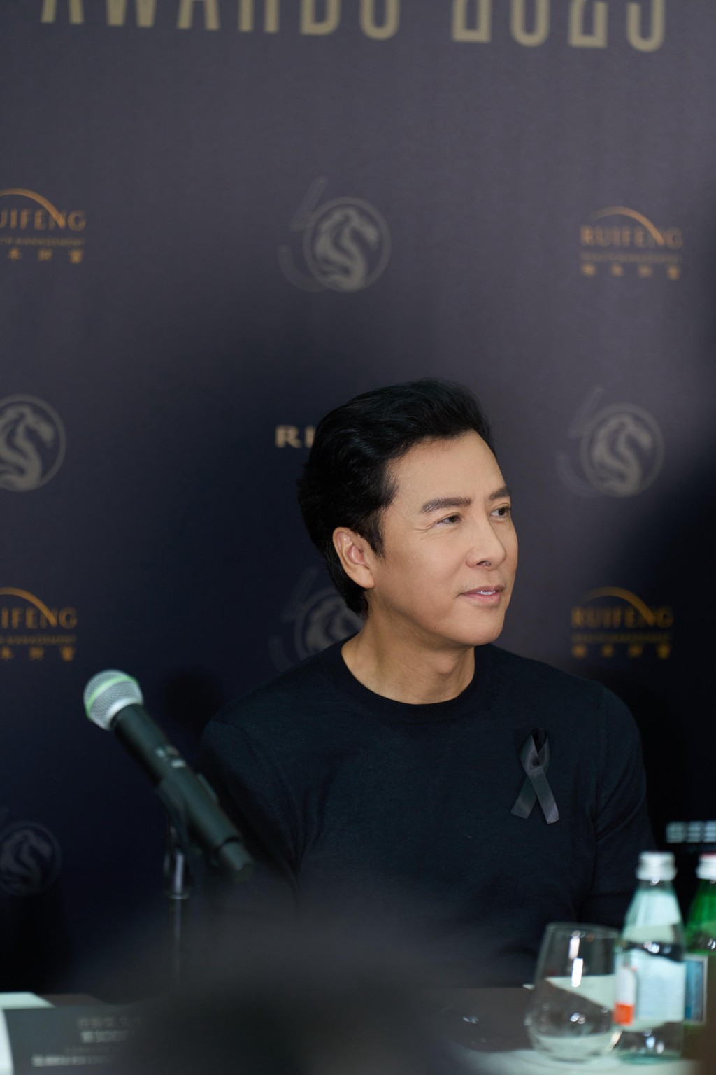 甄子丹戴上黑絲帶現身。