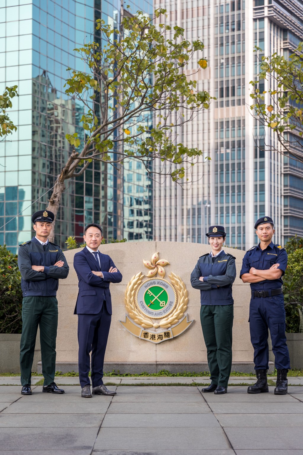 海關年中陸續為4500名軍裝人員更換全新制服,海關關長陳子達(左二)指新制服具備三大優點。 何家豪攝 海關年中陸續為4500名軍裝人員更換全新制服,海關關長陳子達(左二)指新制服具備三大優點。 何家豪攝