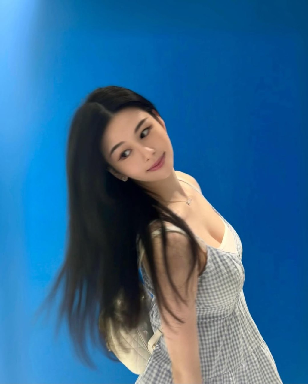 沈月穿上低胸吊帶裙,將豐滿澎湃身材展現露無遺。 沈月穿上低胸吊帶裙,將豐滿澎湃身材展現露無遺。
