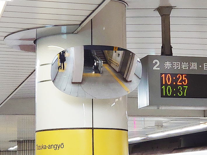 埼玉高速铁道的车站内安装了很多镜子防“痴汉”。