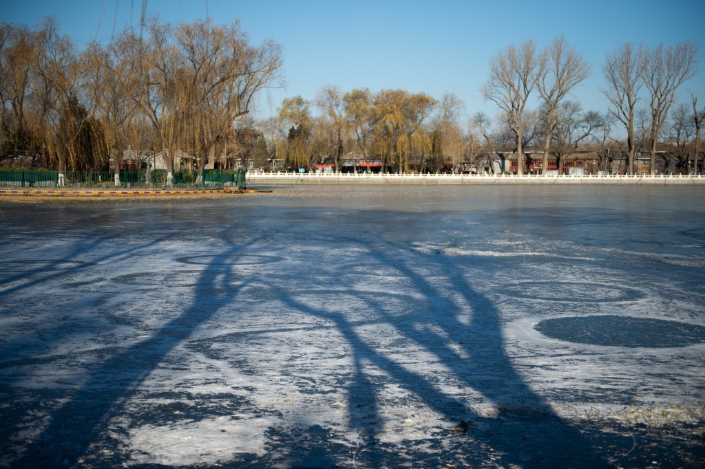如果你以贴题为先，那我再举一例：当年坊间很多人说贴中「光与影」一题。贴题的祸害可见一端。（新华社照片）