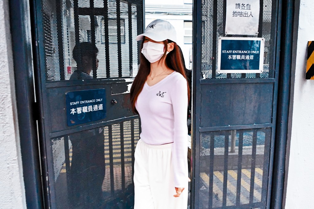 明愛醫院KOL女實習醫生「Angel」本月12日被捕後遭通宵扣查，翌日獲准保釋離開警署。