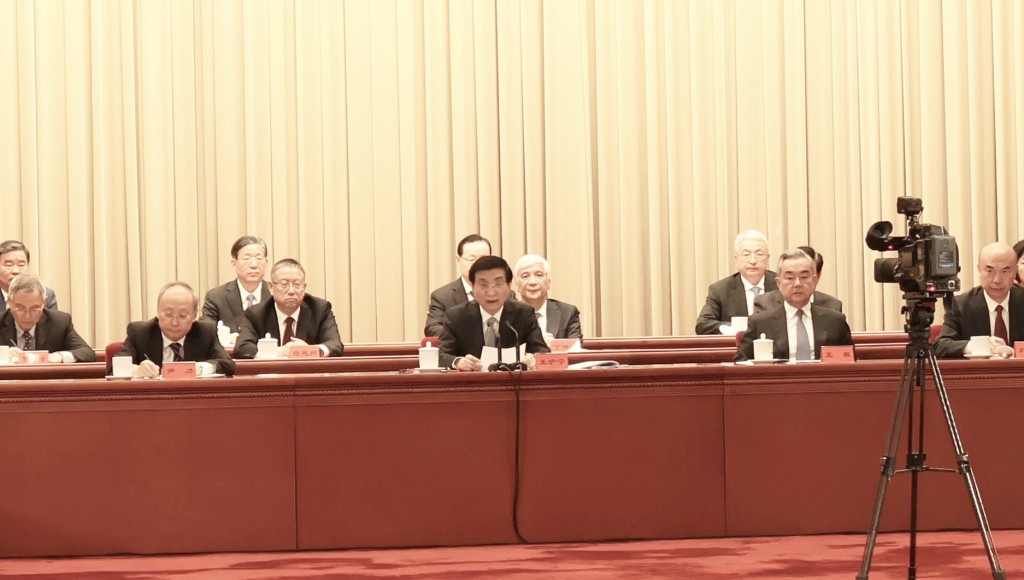 王滬寧(中)在台灣光復80年大會上,提出統一對台經濟基建「七個更好」。新華社 王滬寧(中)在台灣光復80年大會上,提出統一對台經濟基建「七個更好」。新華社