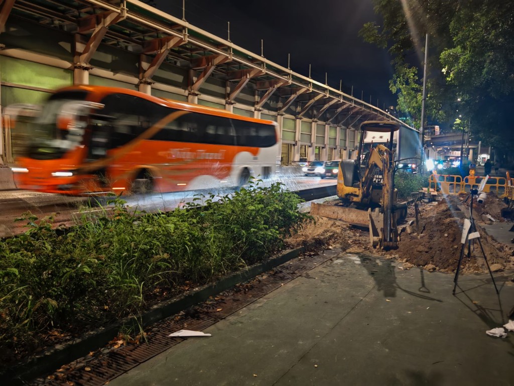 5月時,屯門公路往元朗方向近兆康站爆水管。 5月時,屯門公路往元朗方向近兆康站爆水管。