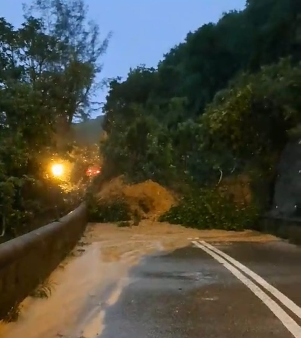 暴雨過後石澳道陸路交通中斷。石澳村民FB圖片