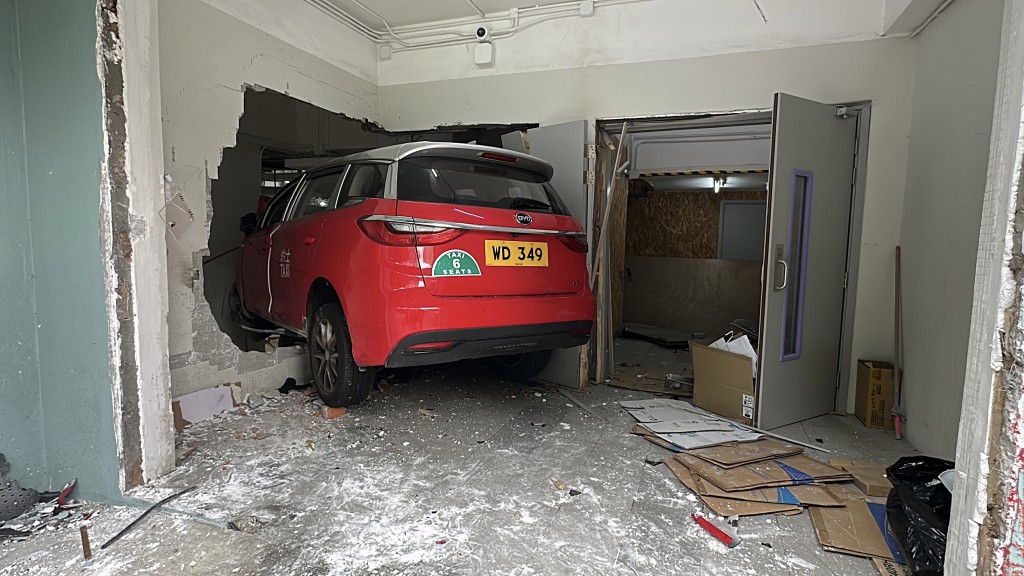 的士直衝入校園後門。劉漢權攝 的士直衝入校園後門。劉漢權攝