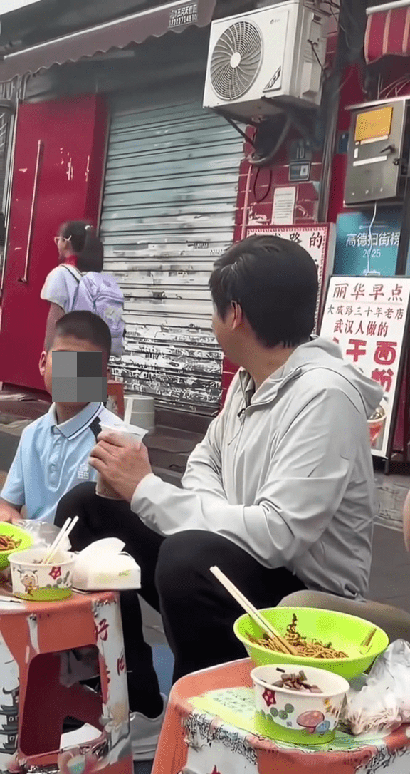 雷军问女孩：“要不要一起来吃？”但女孩完全不理会。