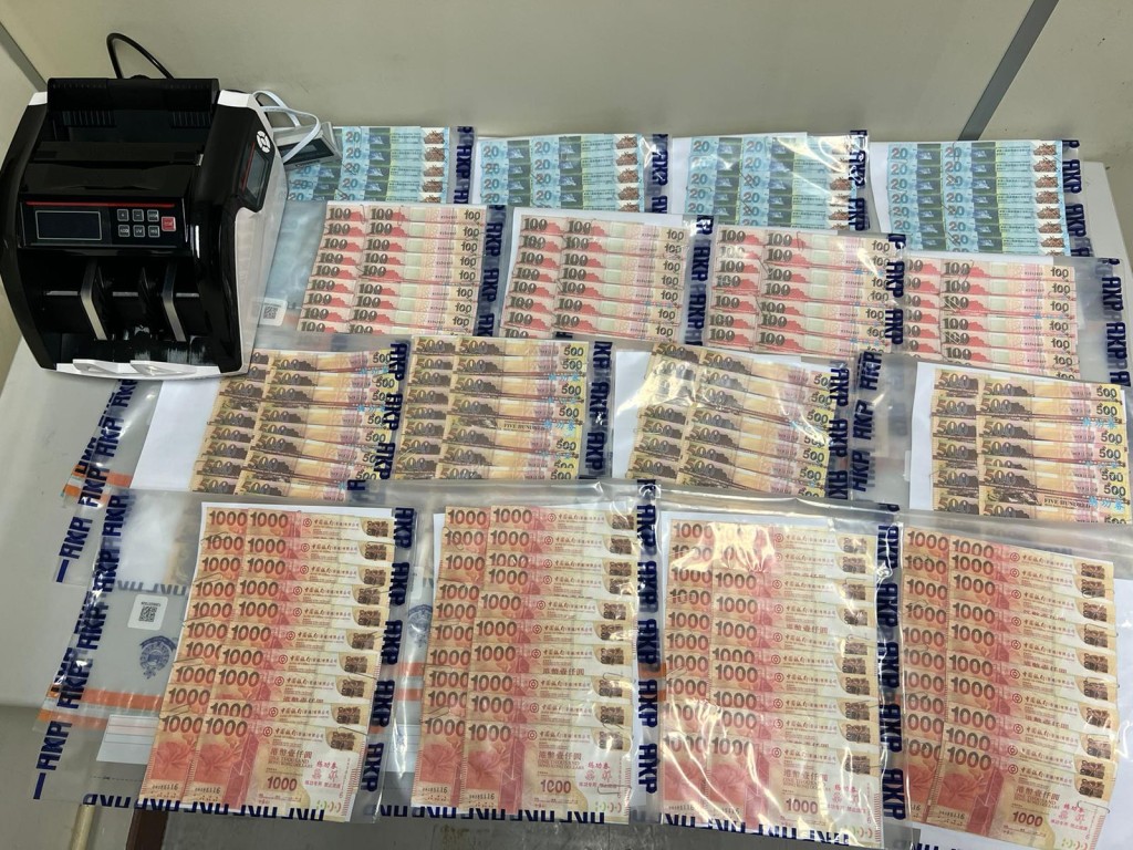 警方检获面值约83.4万元怀疑伪钞，以及一部点钞机。警方提供