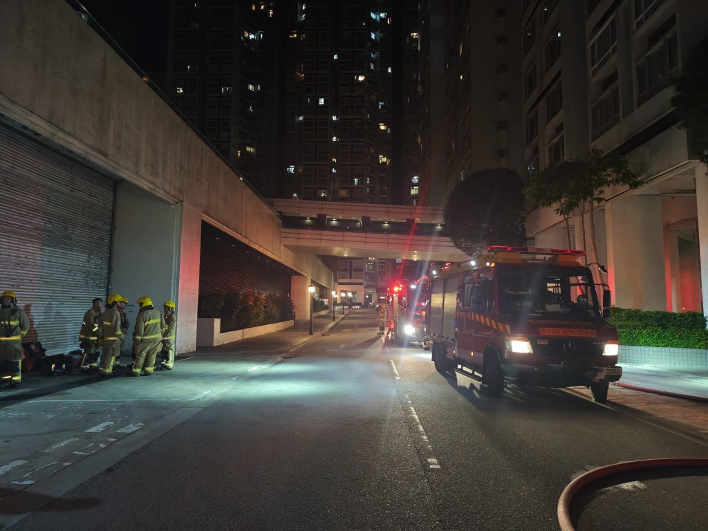 消防接報後迅速趕至現場,開動兩條喉及派出兩隊煙帽隊人員進行灌救。黎志偉攝 消防接報後迅速趕至現場,開動兩條喉及派出兩隊煙帽隊人員進行灌救。黎志偉攝