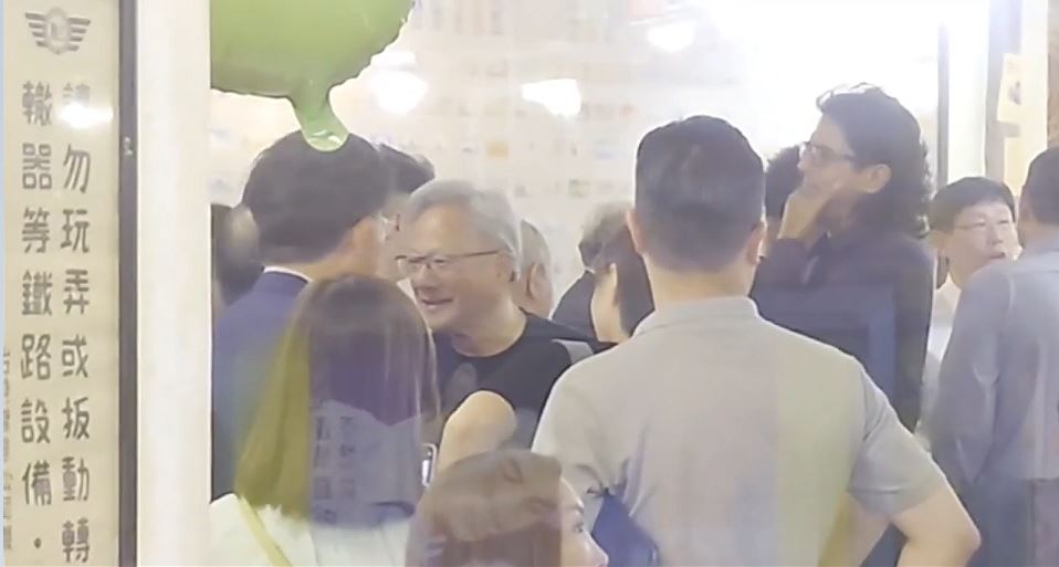 黃仁勳宴請台灣的科技界大佬，場面熱鬧。