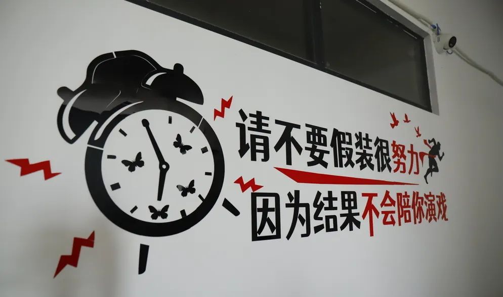 建築物牆壁上噴上中文語句。《柬中時報》