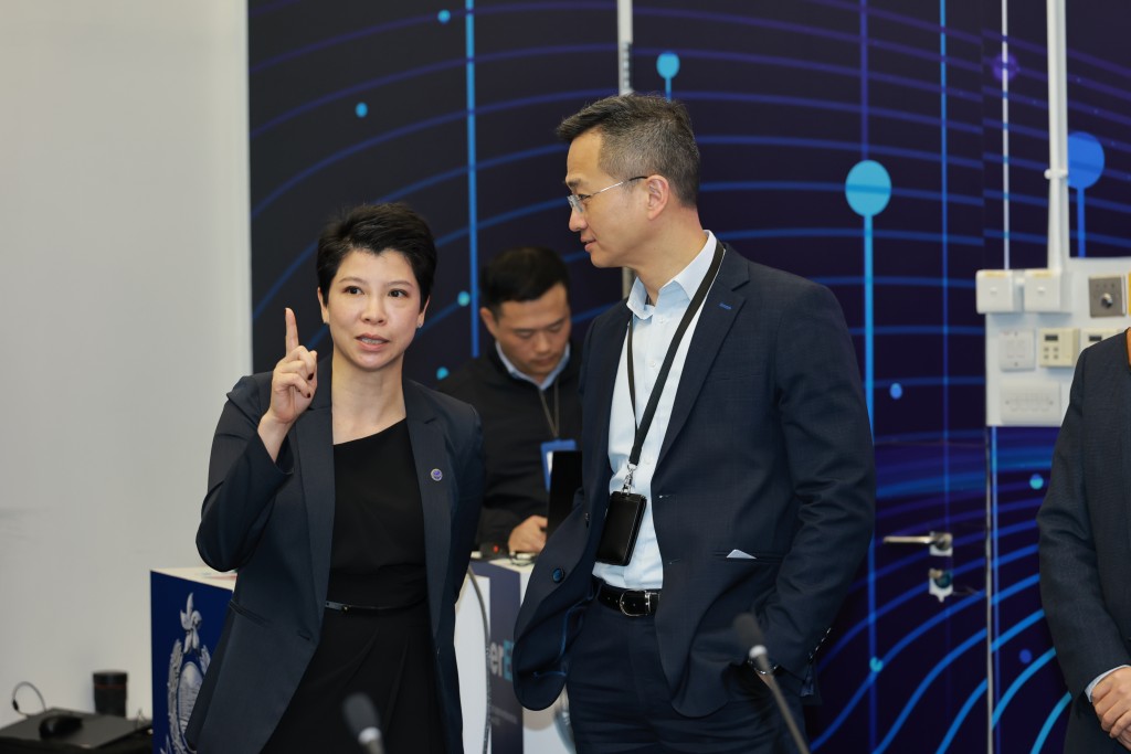 警務處刑事及保安處處長陳東（右一）與警司許綺惠女士（左一）就當日議題交換意見。