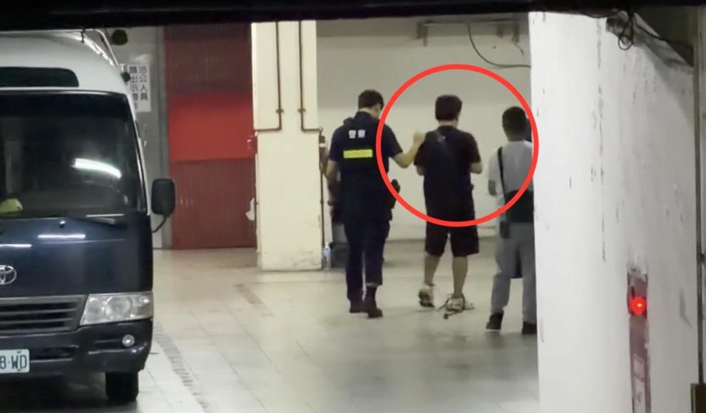 男子遭警方依杀人罪嫌移送台中地检署。 男子遭警方依杀人罪嫌移送台中地检署。