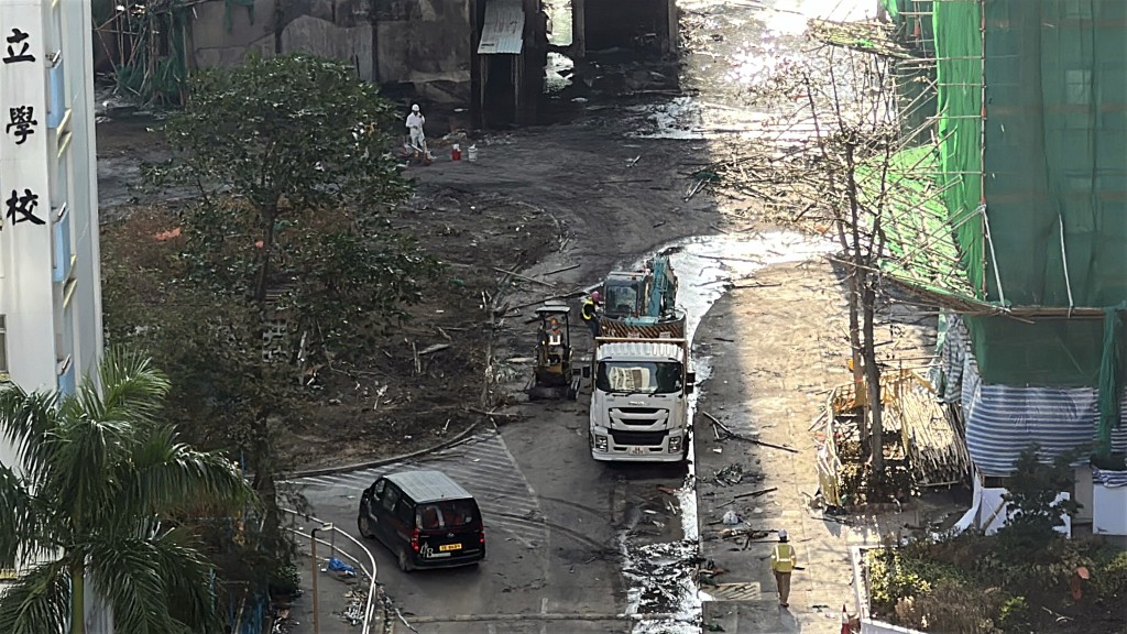 工人繼續清理現場雜物。劉漢權攝